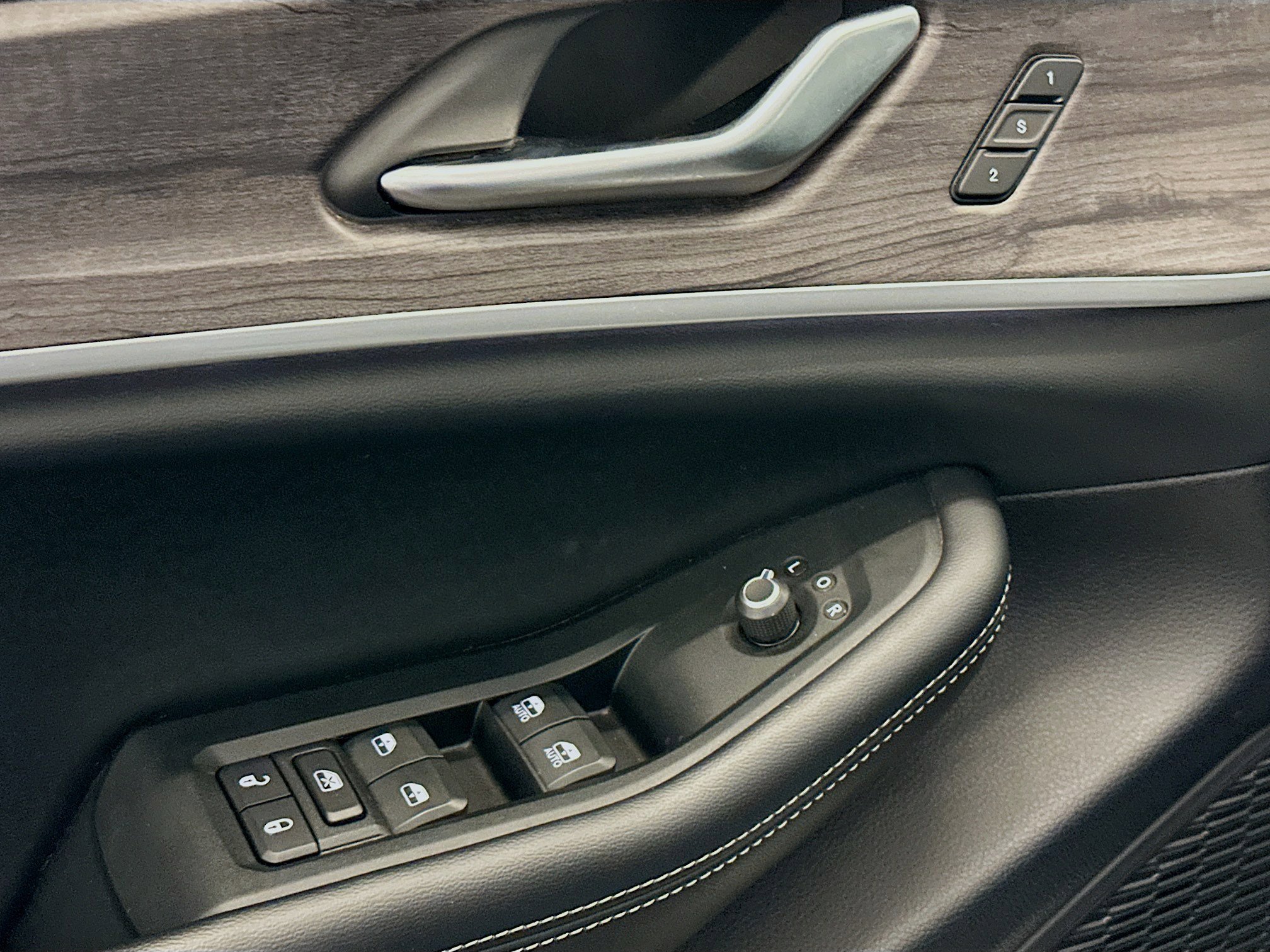 Used 2024 Jeep Grand Cherokee L Limited w/ Luxury Tech Group II image 15