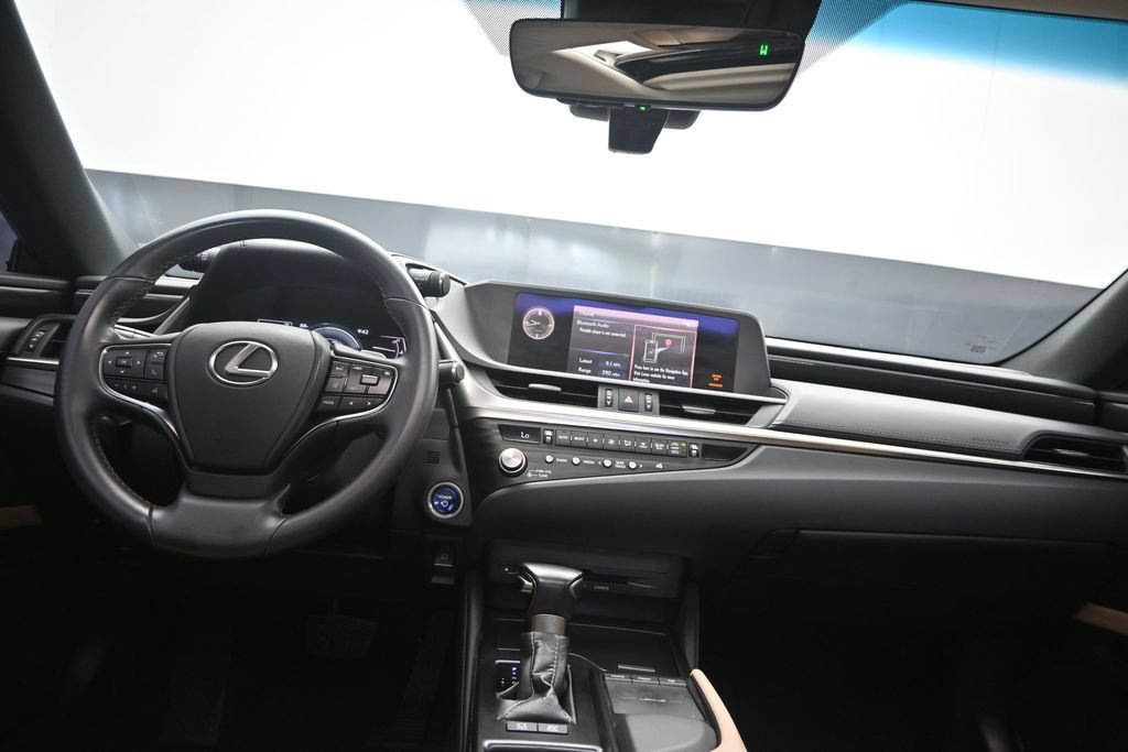 Certified 2021 Lexus ES 300h w/ Accessory Package FWD image 19