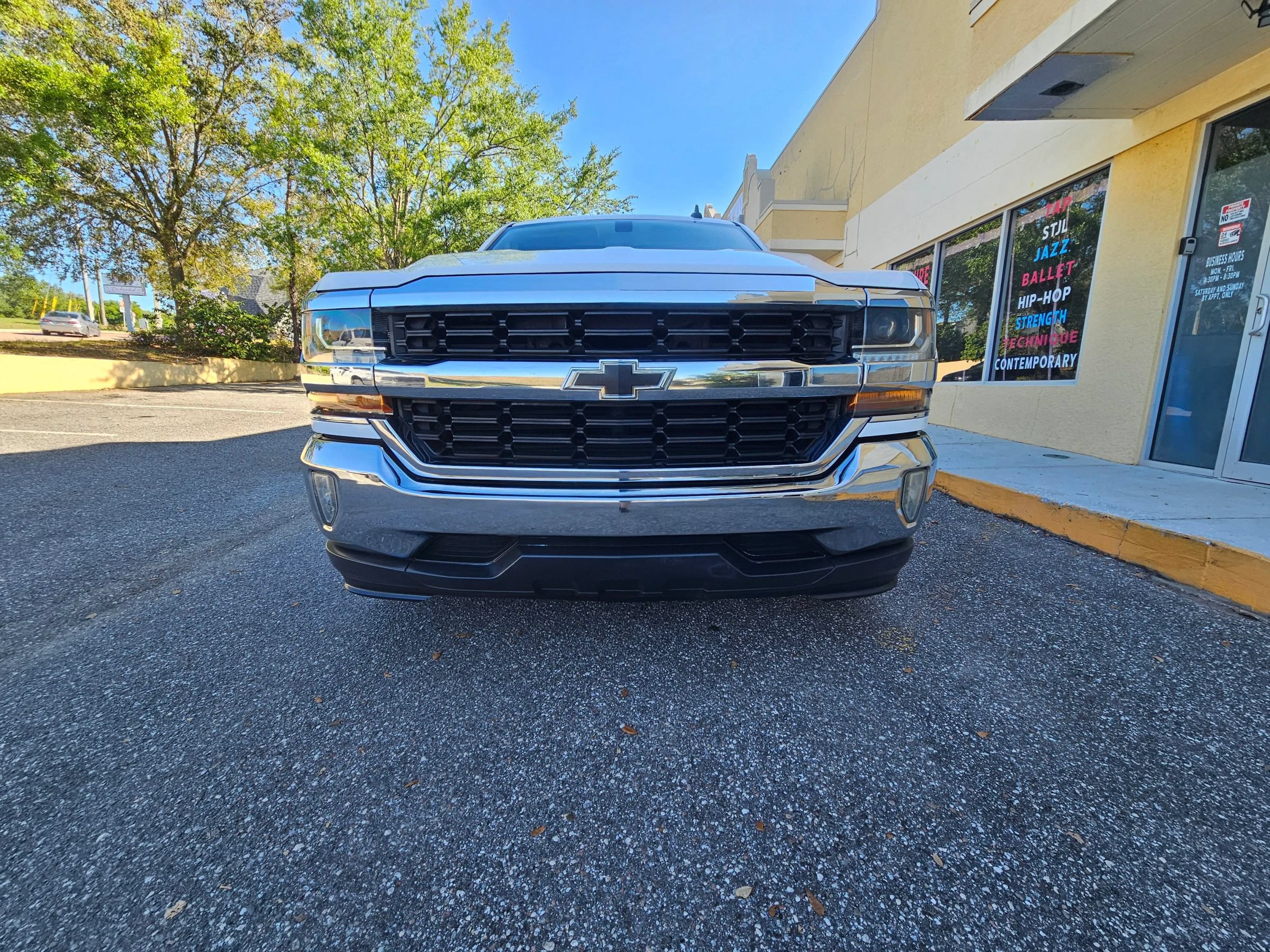 Used 2018 Chevrolet Silverado 1500 LT w/ LT Eassist Package RWD image 9