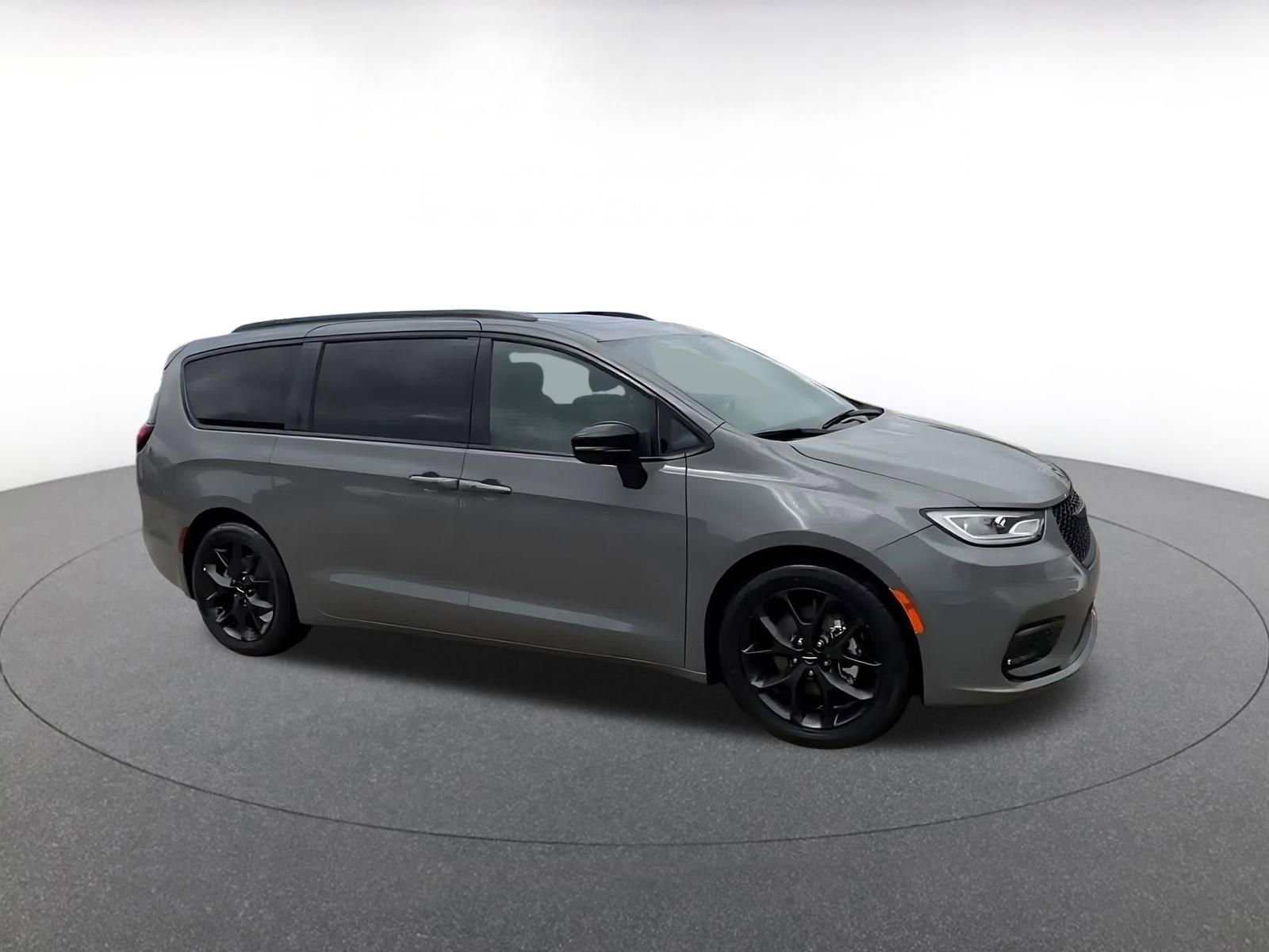 Used 2025 Chrysler Pacifica Limited image 2