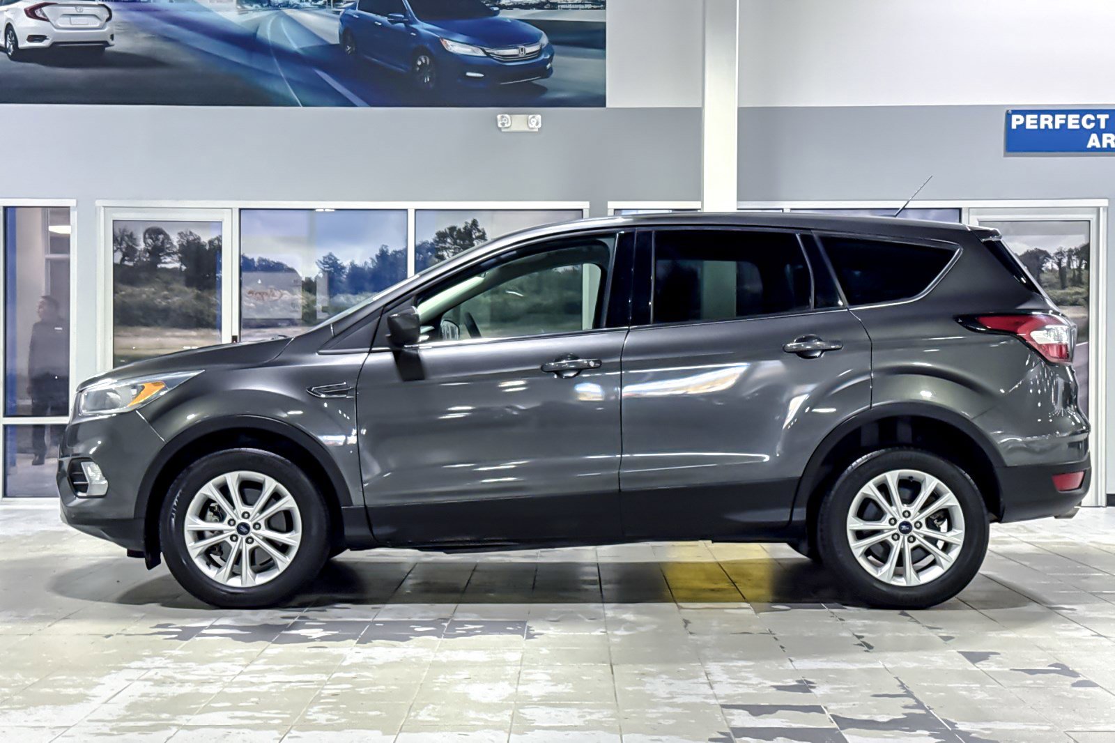 Used 2017 Ford Escape SE image 2