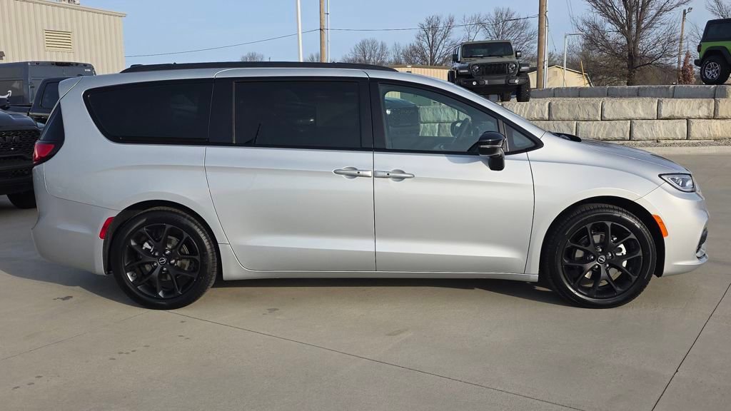 New 2026 Chrysler Pacifica Limited w/ S Appearance Package image 6