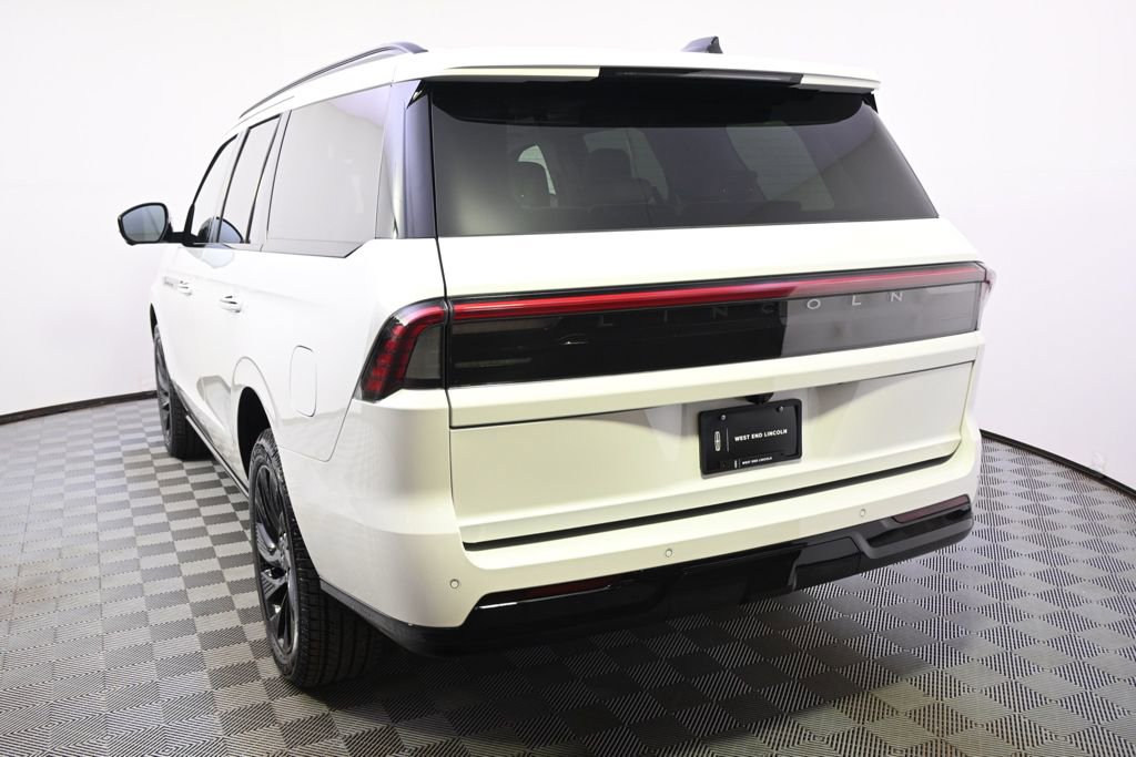 New 2026 Lincoln Navigator Reserve w/ Jet Appearance Package image 4
