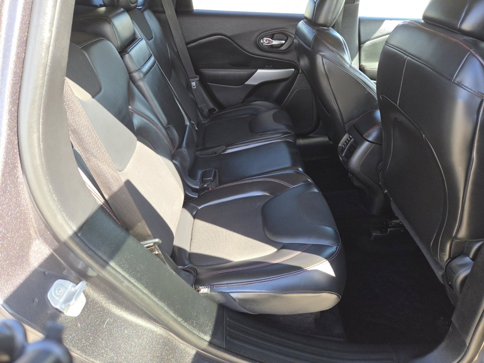 Used 2018 Jeep Cherokee Trailhawk w/ Cold Weather Group image 20