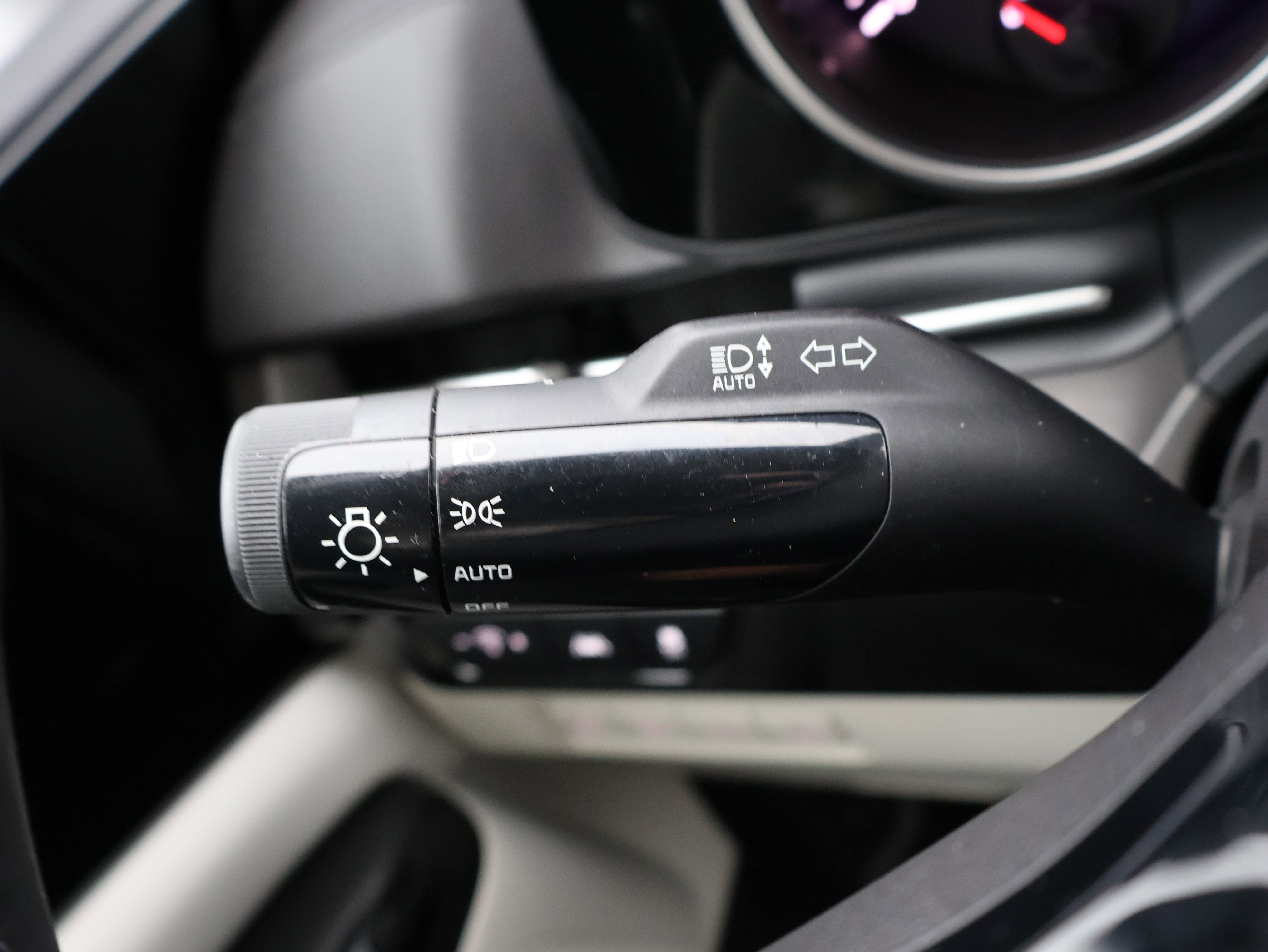 Used 2022 Kia Carnival EX image 33