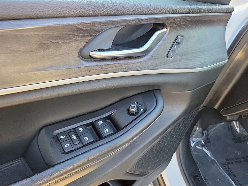 Used 2023 Jeep Grand Cherokee Limited image 19