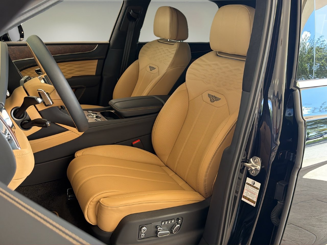 Used 2025 Bentley Bentayga AWD/4WD image 14