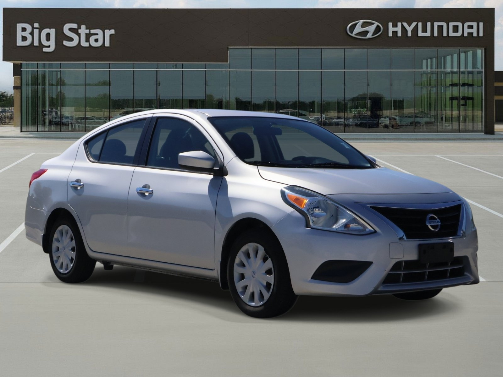 Used 2015 Nissan Versa SV FWD image 5