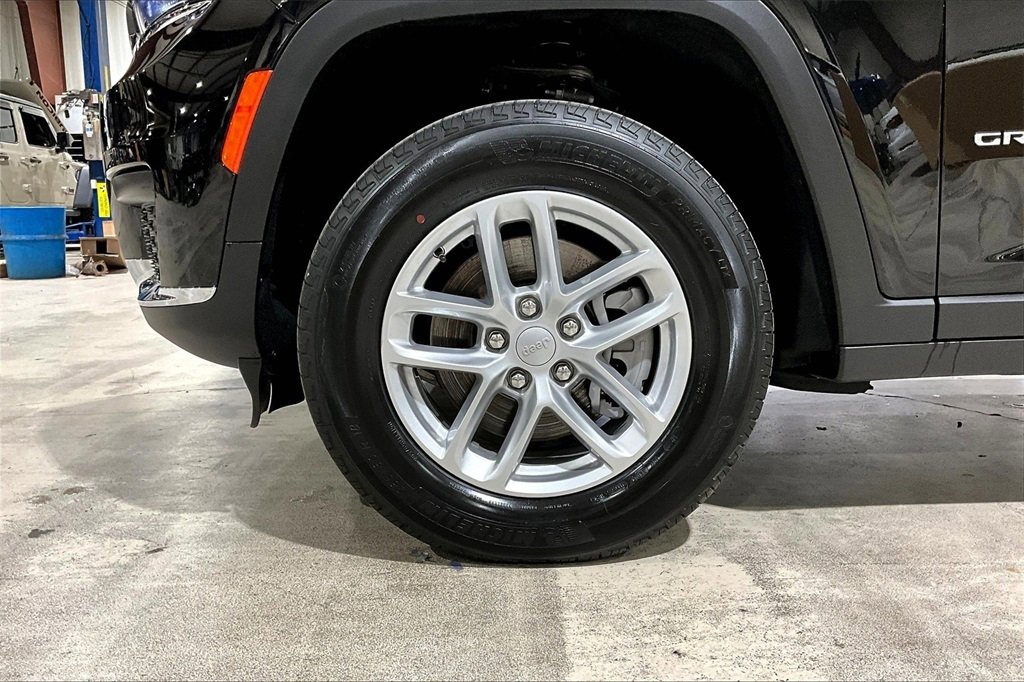 New 2025 Jeep Grand Cherokee L Laredo w/ Luxury Tech Group I image 12