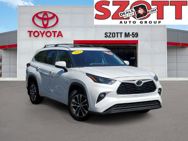 Used 2023 Toyota Highlander XLE AWD/4WD image 1