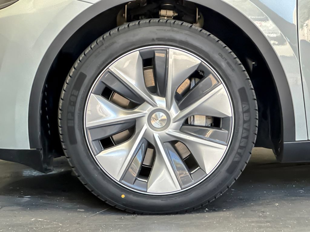 Used 2023 Tesla Model Y Long Range AWD/4WD image 25
