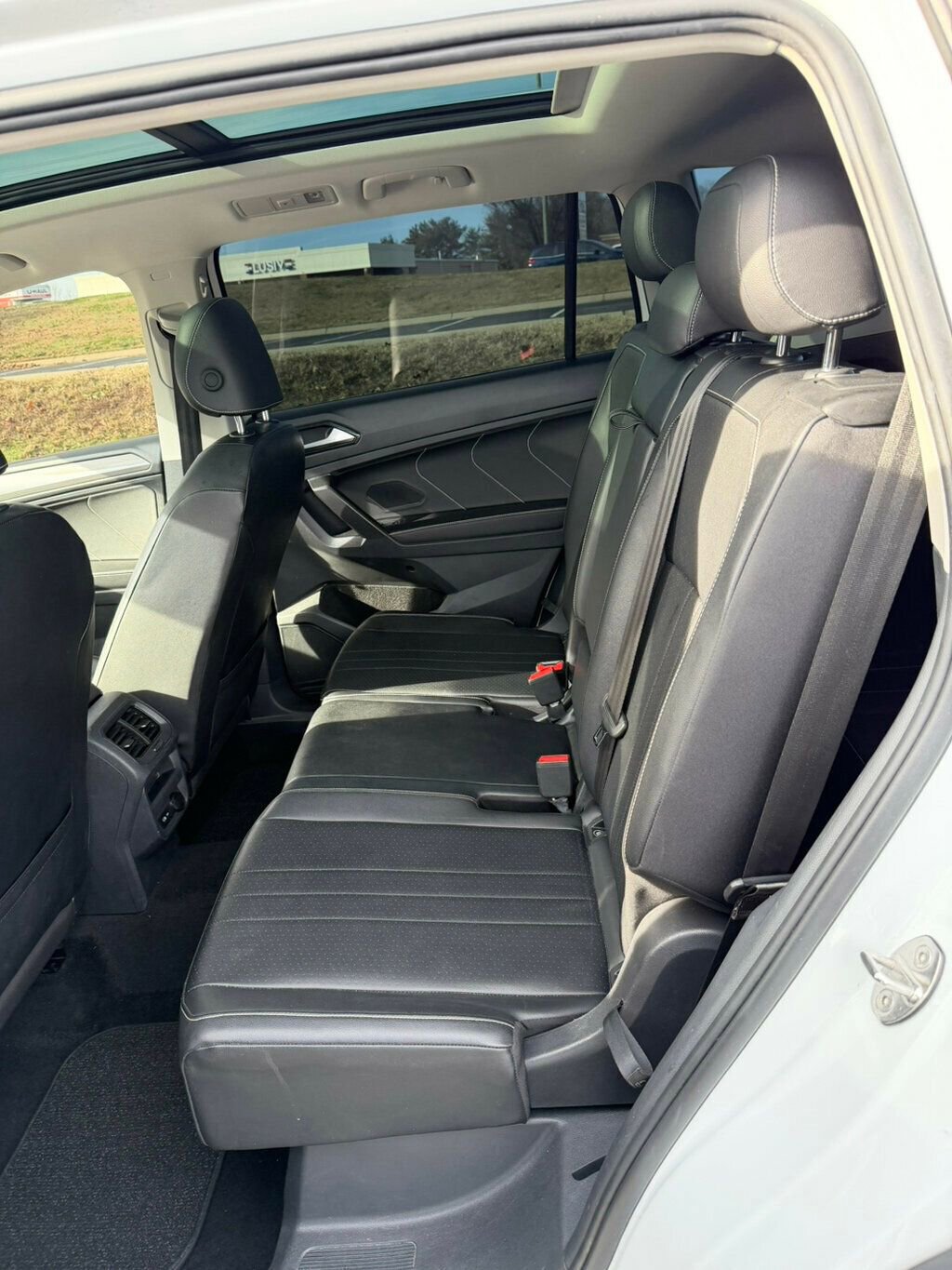 Used 2022 Volkswagen Tiguan SE w/ Panoramic Sunroof Package image 18