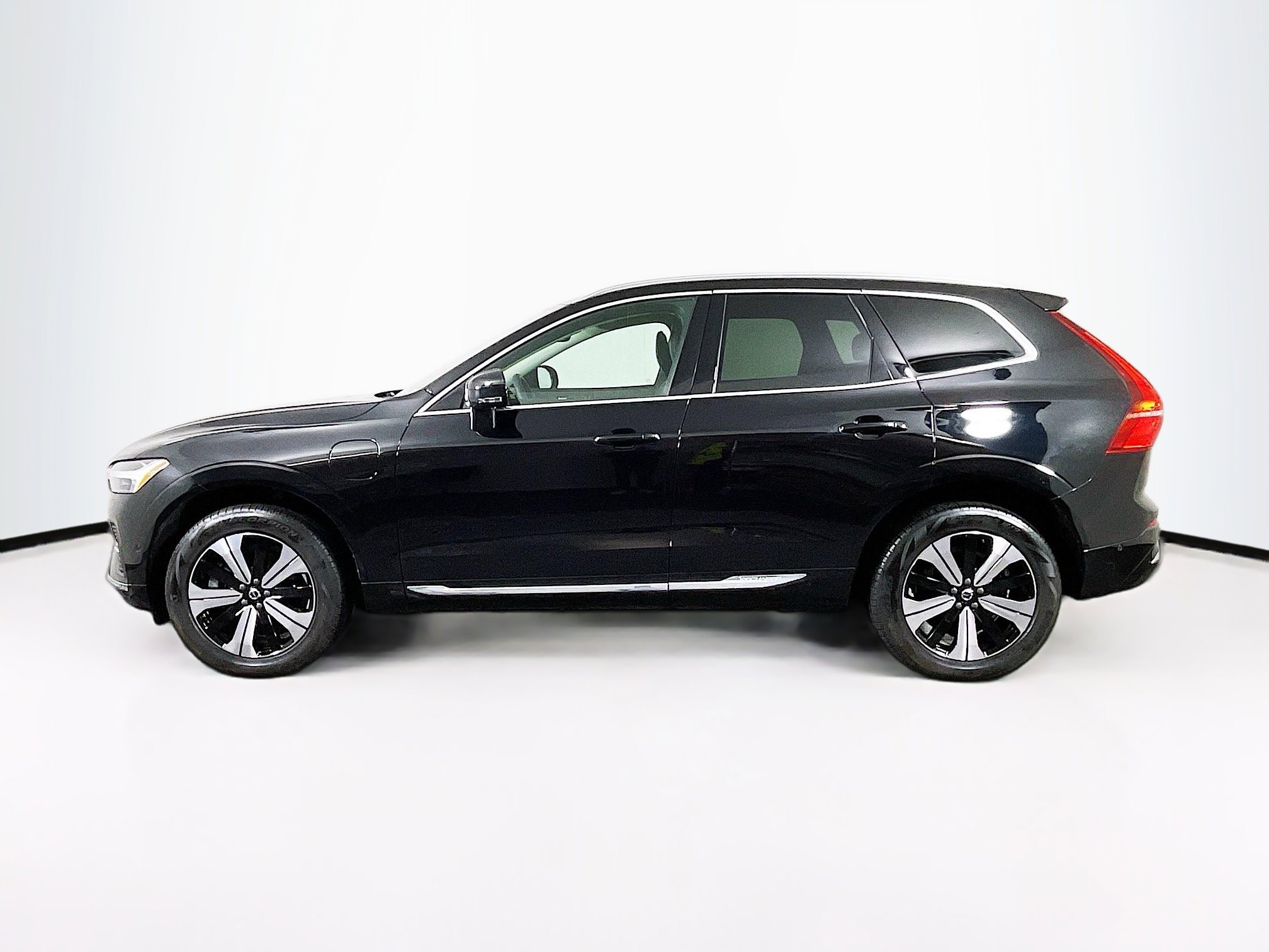 Used 2023 Volvo XC60 T8 Plus image 4