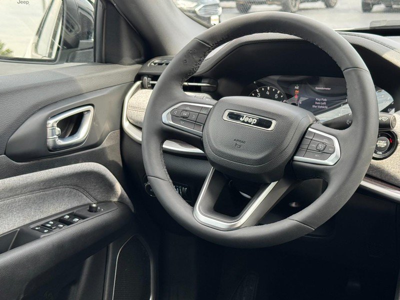 Used 2023 Jeep Compass Latitude AWD/4WD image 12