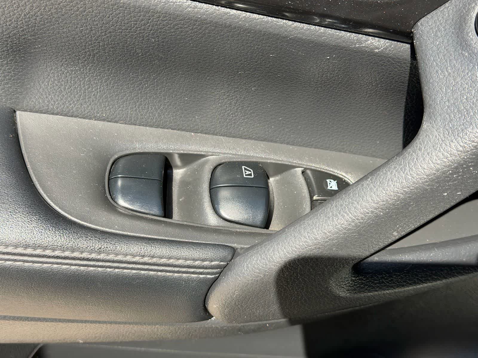 Used 2020 Nissan Rogue SV FWD image 12