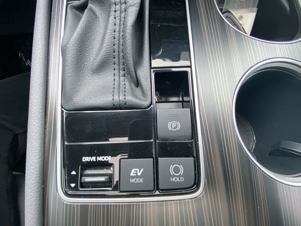 Used 2024 Toyota Sienna Limited image 24