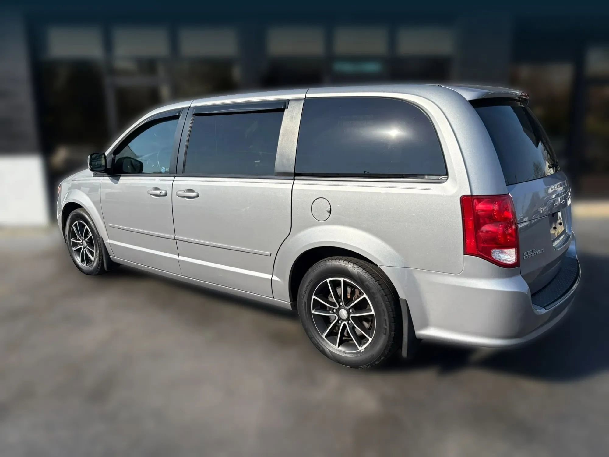 Used 2016 Dodge Grand Caravan SXT FWD image 3