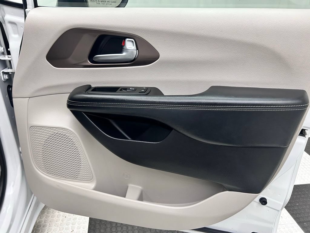 Certified 2021 Chrysler Voyager Lxi FWD image 17