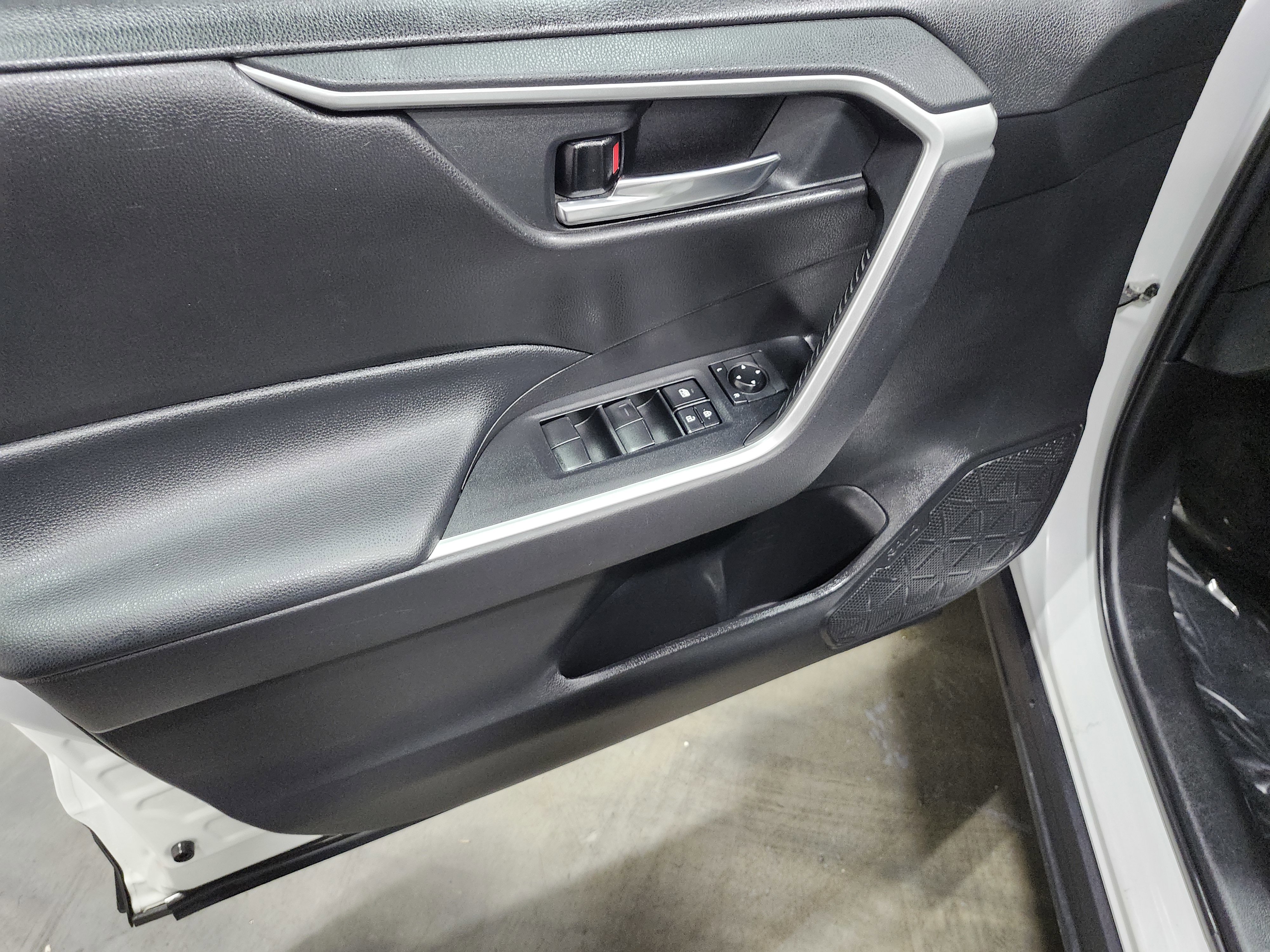 Used 2020 Toyota RAV4 XLE w/ All Weather Liner Package image 27