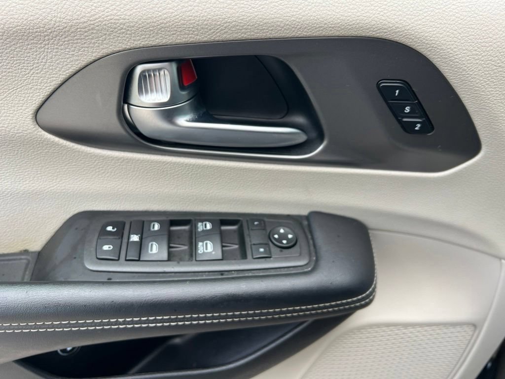 Used 2022 Chrysler Pacifica Touring-L FWD image 26