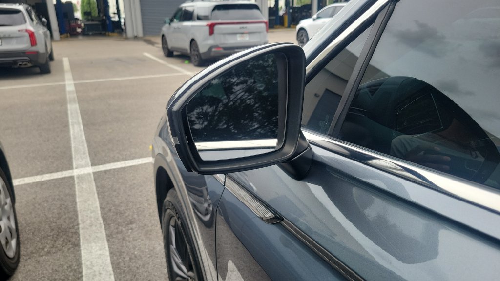 Used 2022 Volkswagen Tiguan SE w/ Panoramic Sunroof Package AWD/4WD image 10