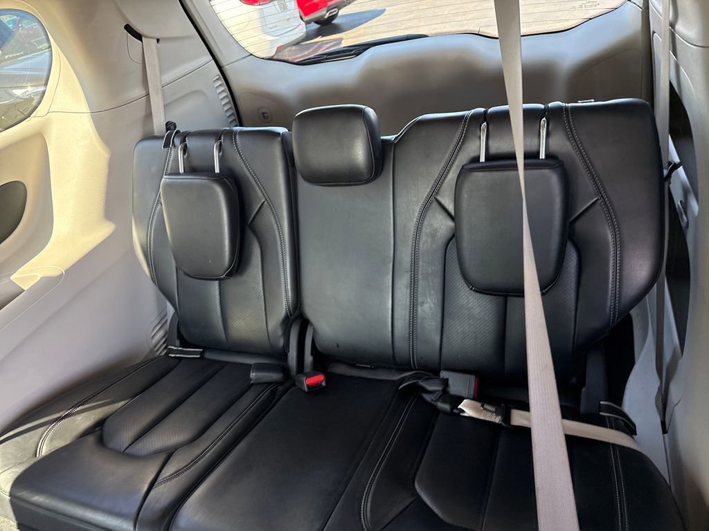 Used 2023 Chrysler Pacifica Touring-L image 29