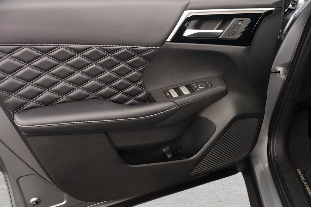 Used 2023 Mitsubishi Outlander SEL AWD/4WD image 9