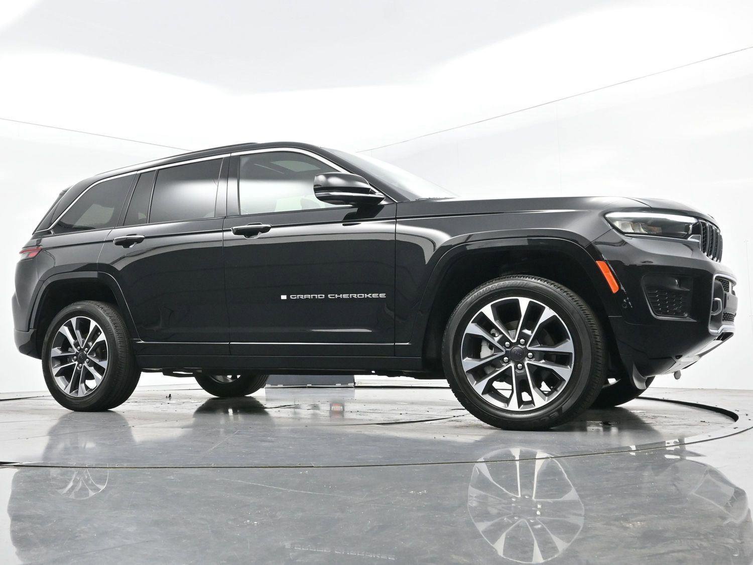 Used 2023 Jeep Grand Cherokee Overland w/ Luxury Tech Group IV AWD/4WD image 40