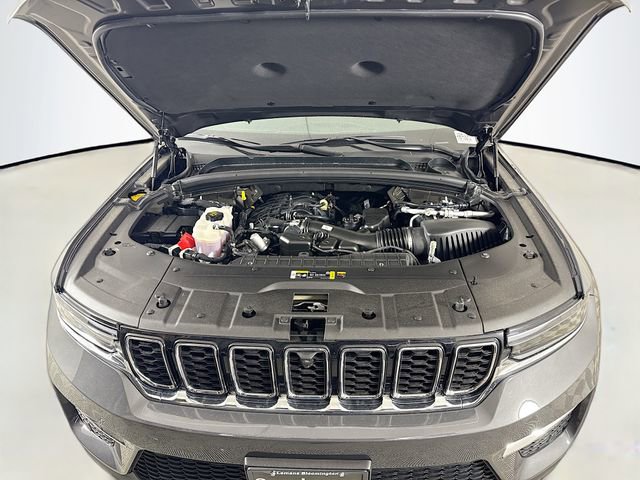 Used 2025 Jeep Grand Cherokee Limited w/ Luxury Tech Group II image 31