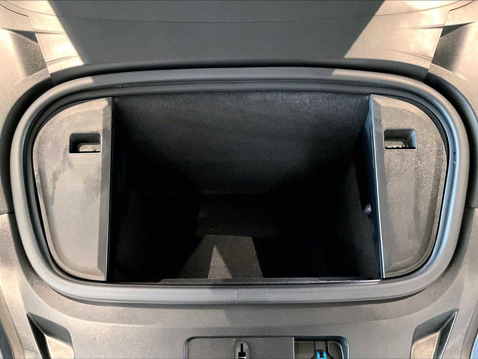 Used 2025 Porsche Taycan image 24