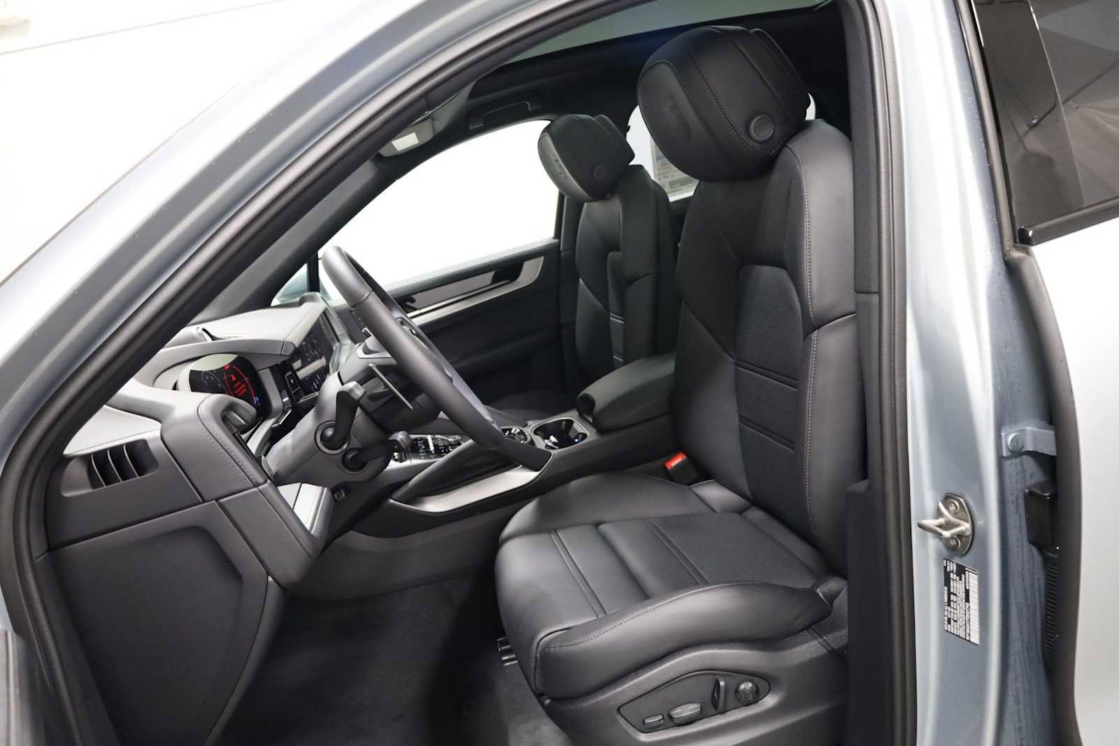 New 2026 Porsche Cayenne Coupe AWD/4WD image 5