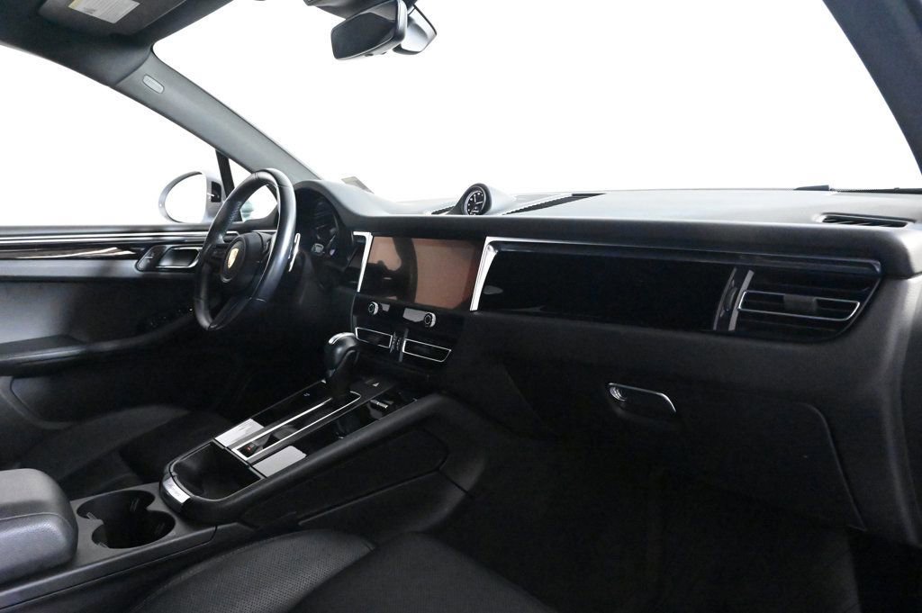 Certified 2024 Porsche Macan AWD/4WD image 17