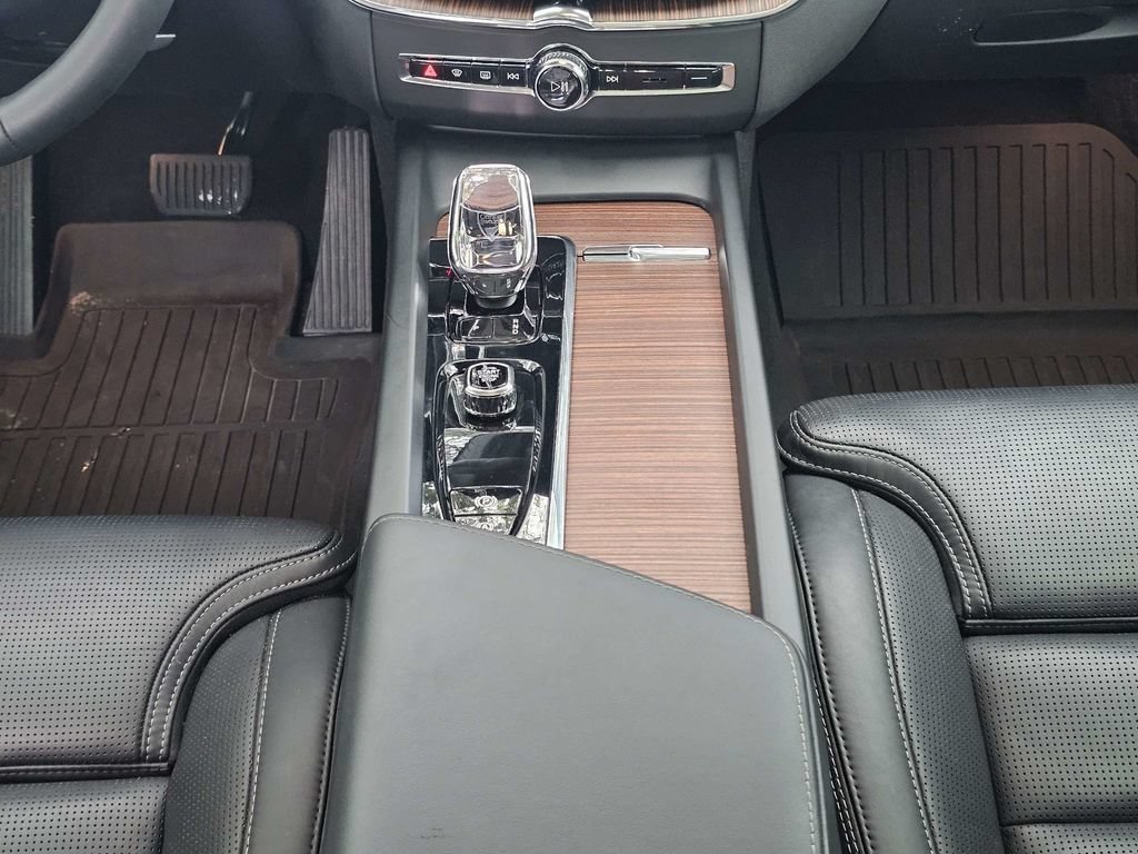 Certified 2023 Volvo XC60 B5 Ultimate w/ Climate Package FWD image 19