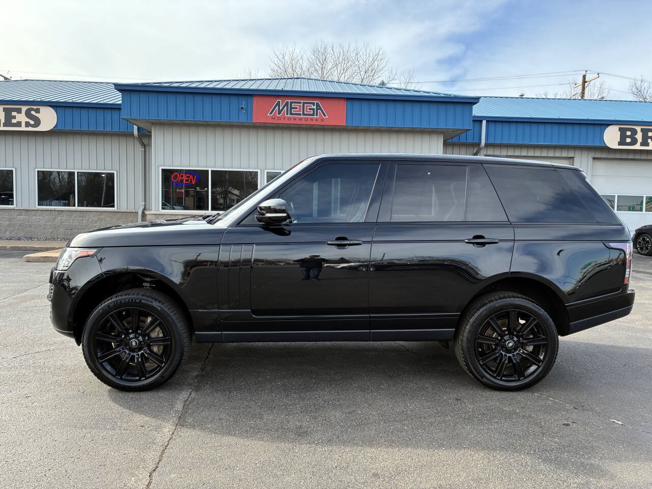Used 2017 Land Rover Range Rover Supercharged AWD/4WD image 3