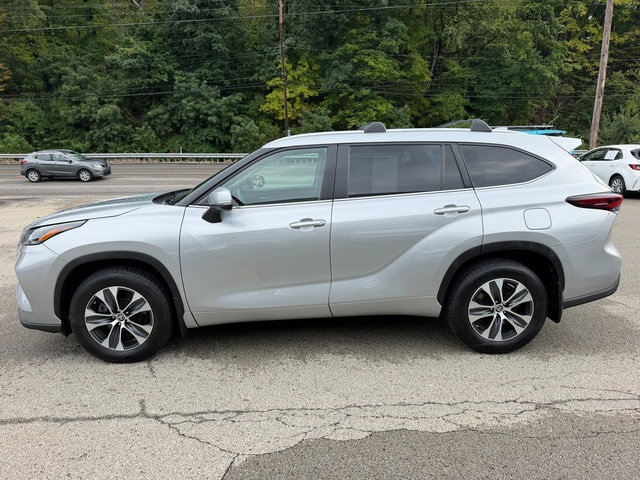 Used 2024 Toyota Highlander XLE AWD/4WD image 9