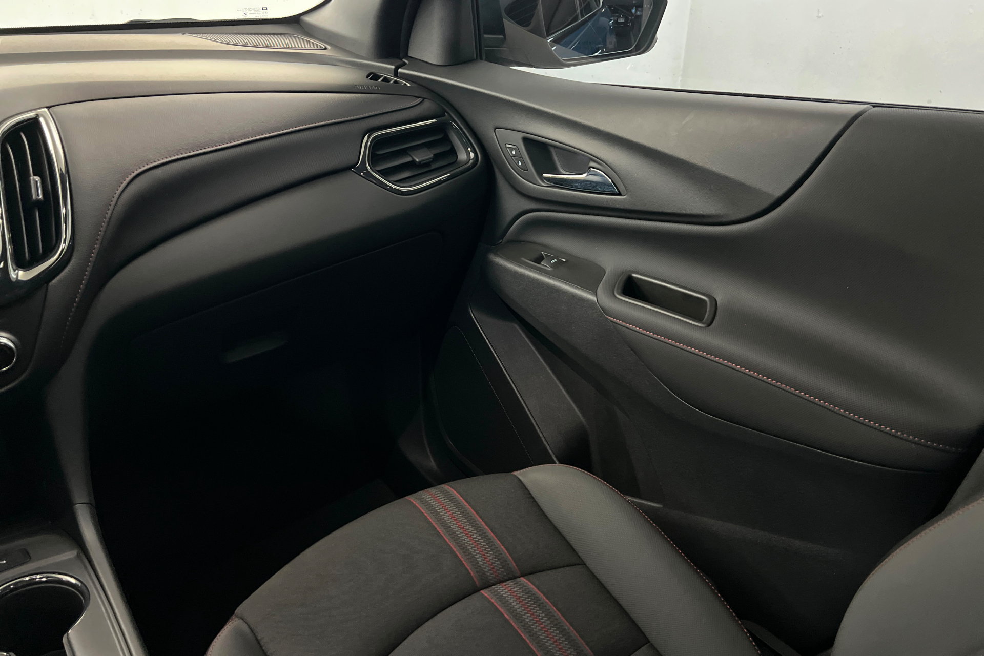 Used 2024 Chevrolet Equinox RS FWD image 11