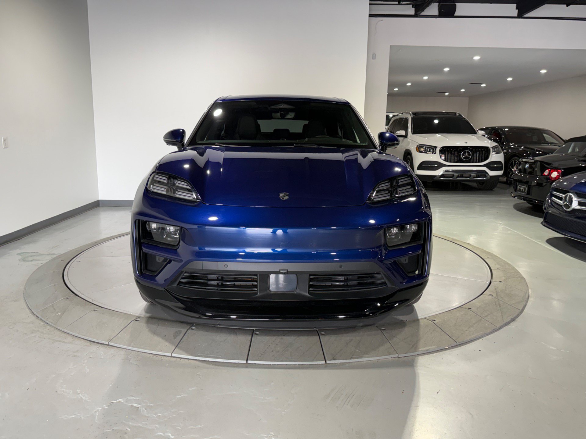 Used 2024 Porsche Macan Turbo Electric AWD/4WD image 8