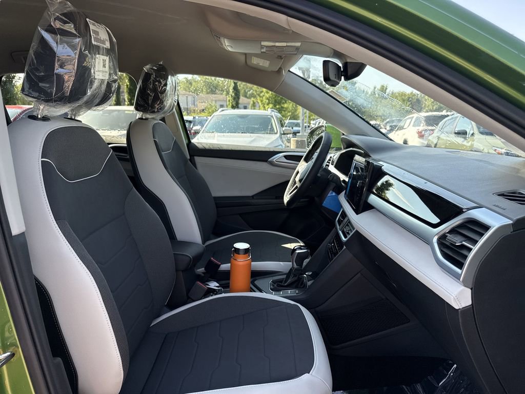 New 2025 Volkswagen Taos SE image 18