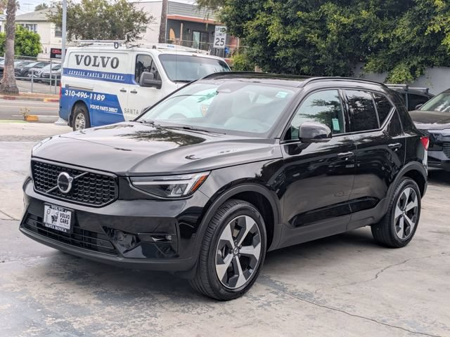 Certified 2025 Volvo XC40 B5 Plus AWD/4WD image 7