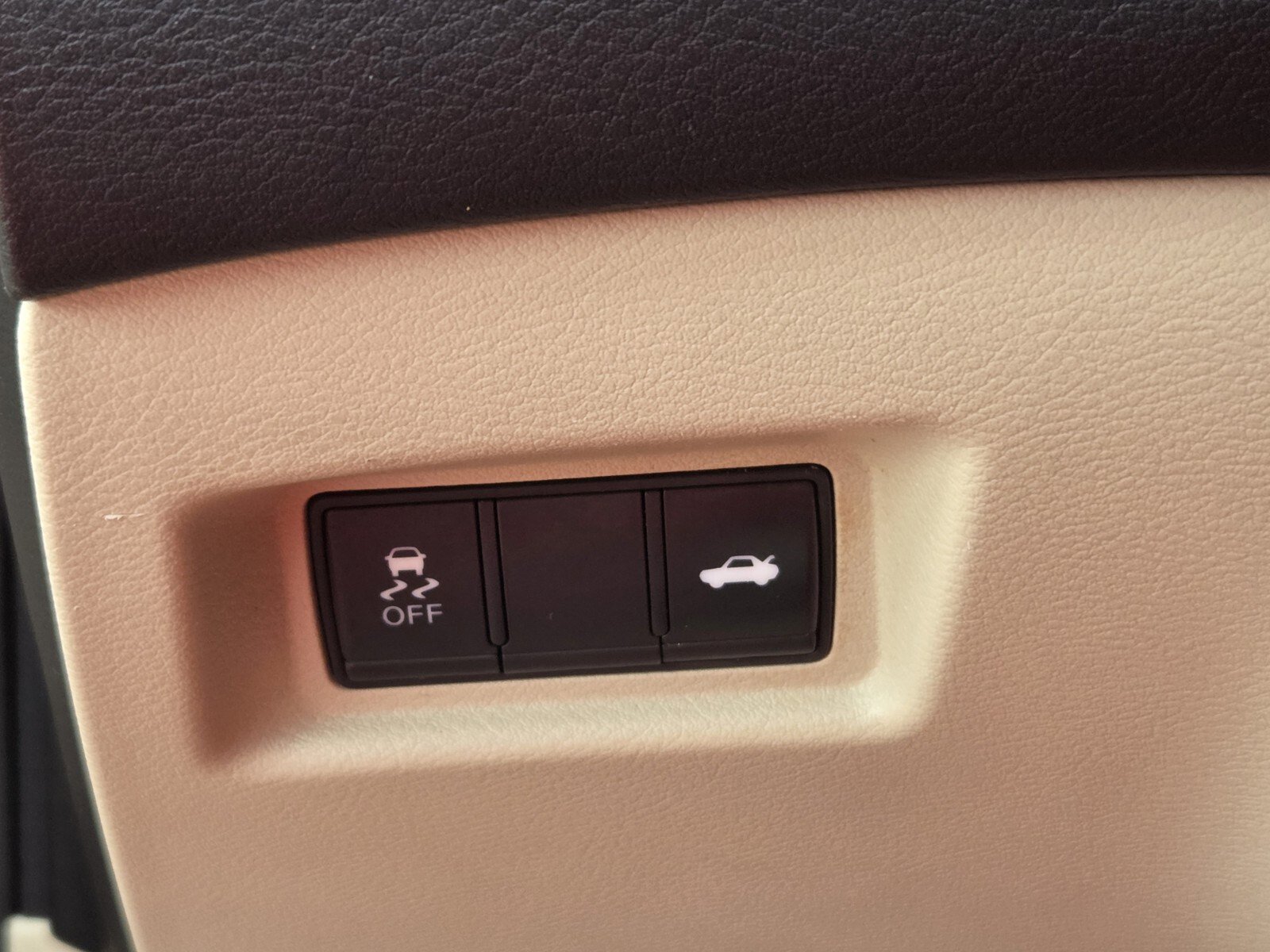 Used 2018 INFINITI Q50 Luxe w/ Essential Package (3.0T Luxe) image 30