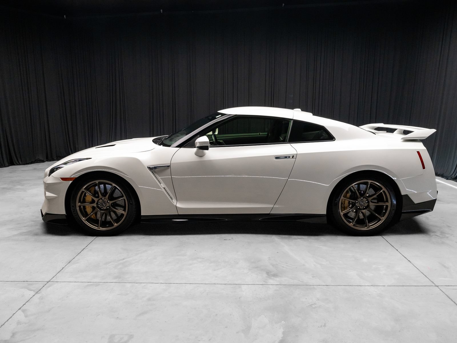 Used 2024 Nissan GT-R w/ Floor Mat Package AWD/4WD image 9
