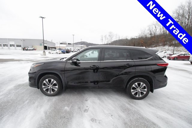 Used 2022 Toyota Highlander XLE image 3