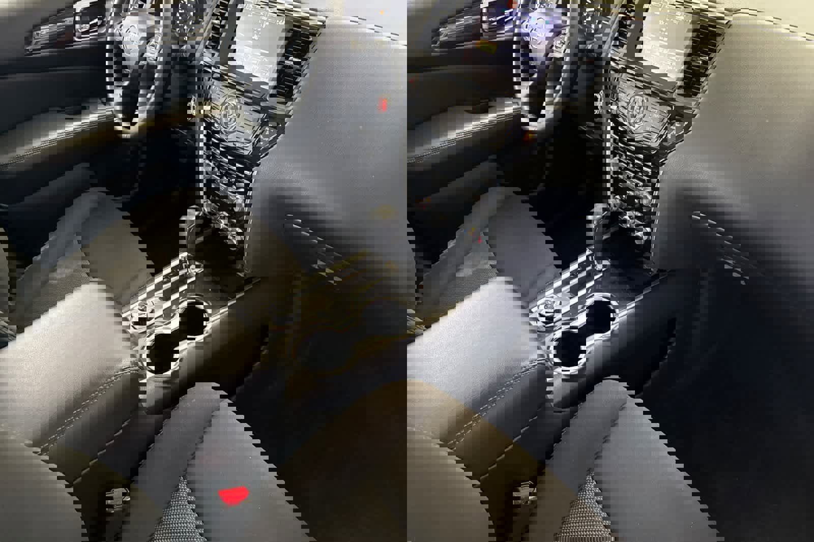 Used 2020 Nissan Pathfinder SV image 17