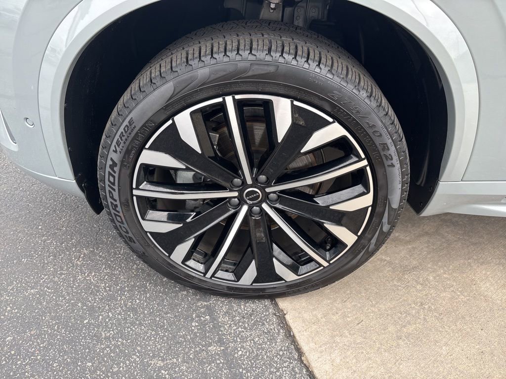 Certified 2025 Volvo XC90 B5 Plus AWD/4WD image 13