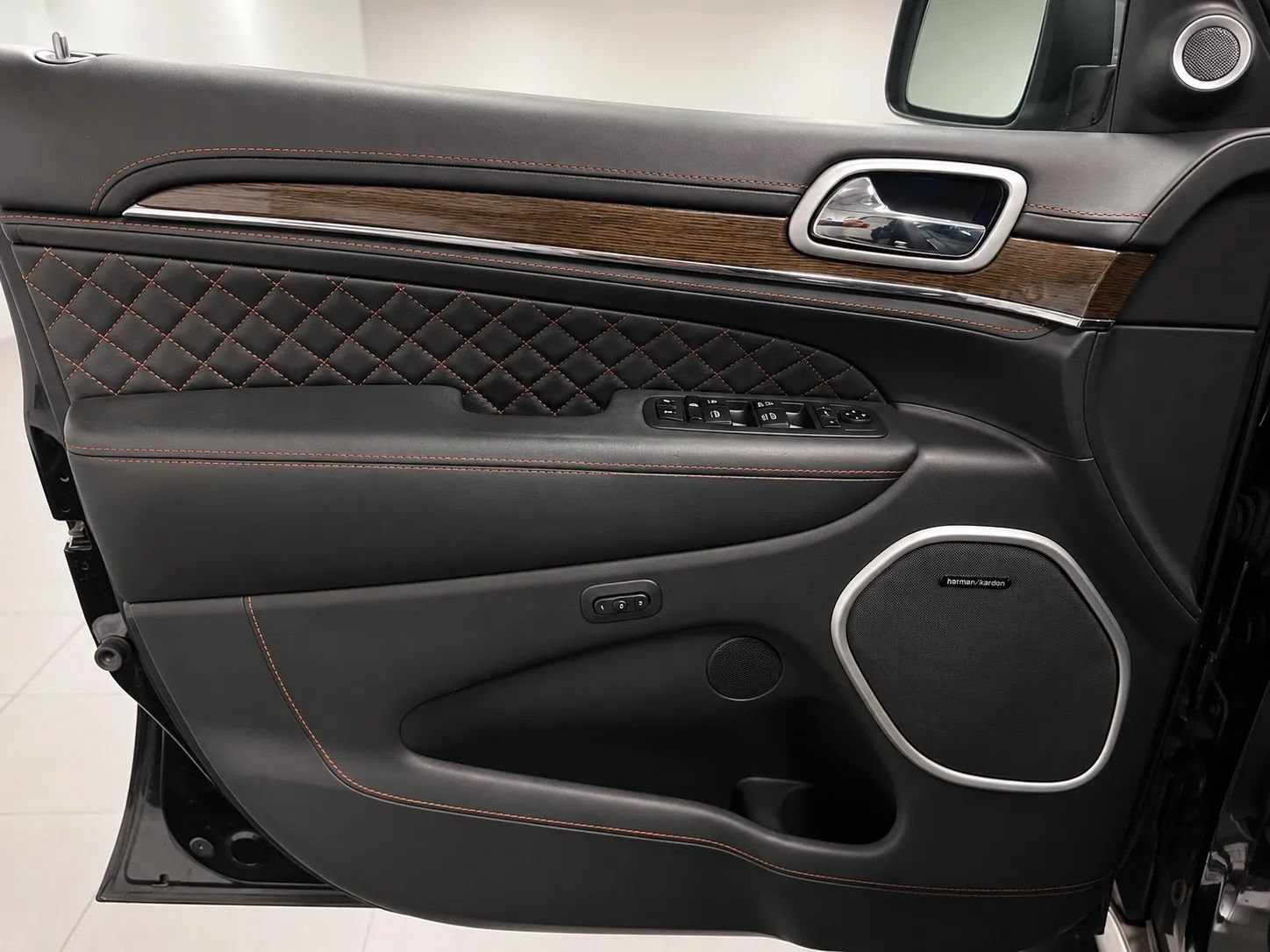 Used 2019 Jeep Grand Cherokee Summit AWD/4WD image 12