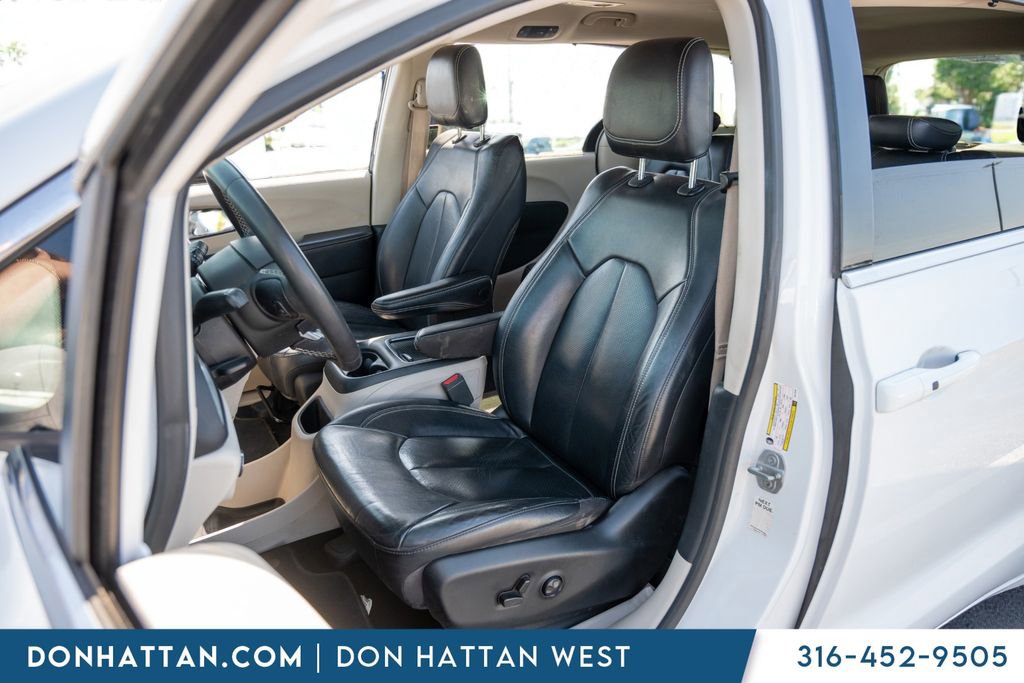 Used 2022 Chrysler Pacifica Touring-L image 4