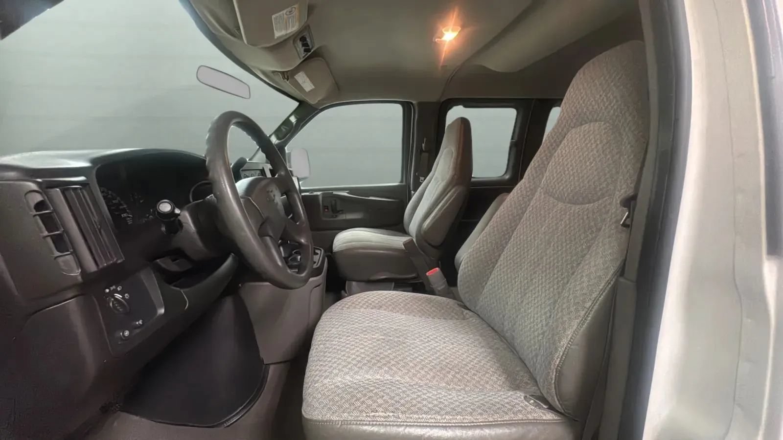 Used 2004 Chevrolet Express 3500 Extended Passenger w/ LS Preferred Equipment Group RWD image 20