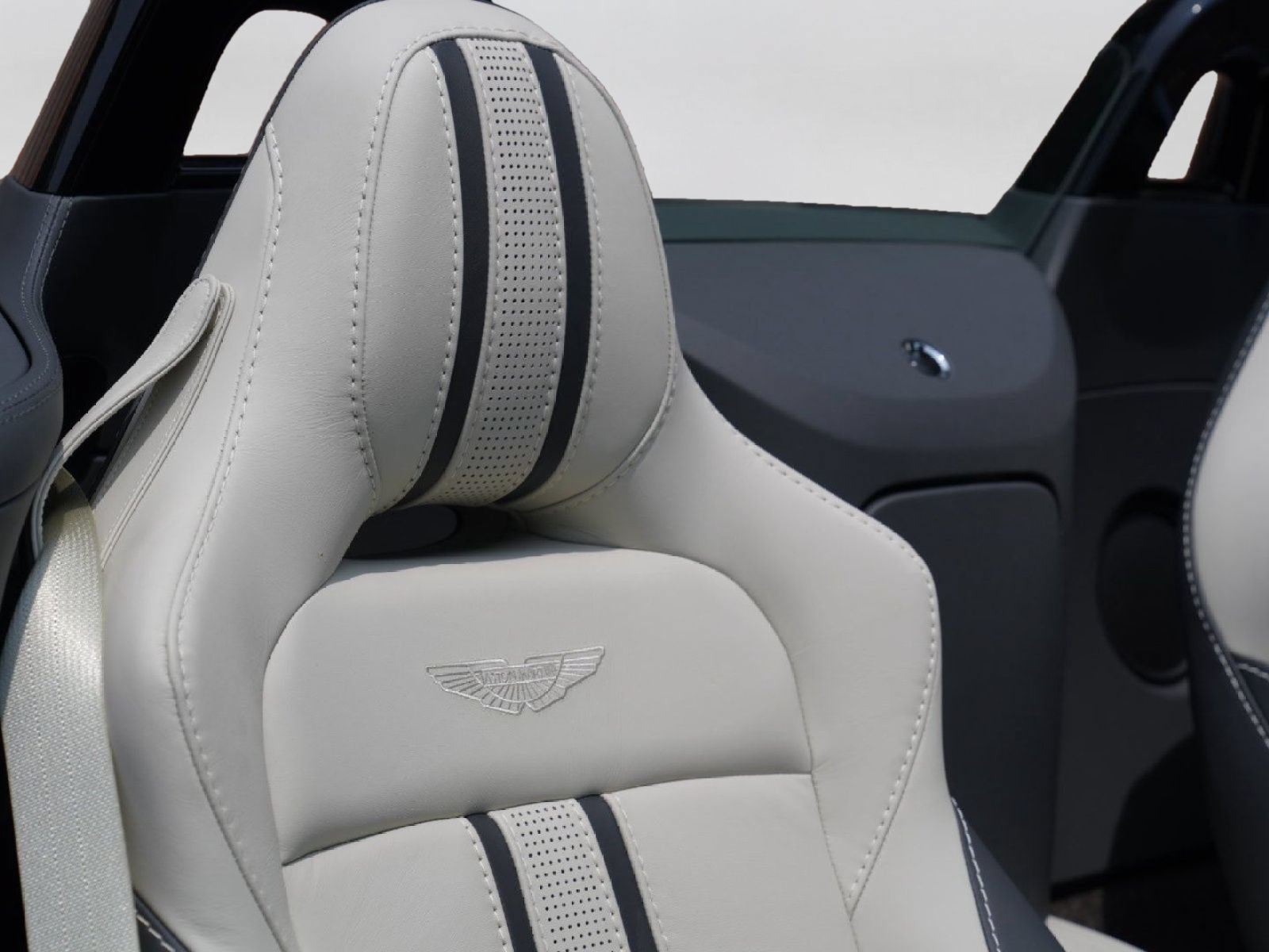 Used 2023 Aston Martin V8 Vantage Roadster RWD image 24