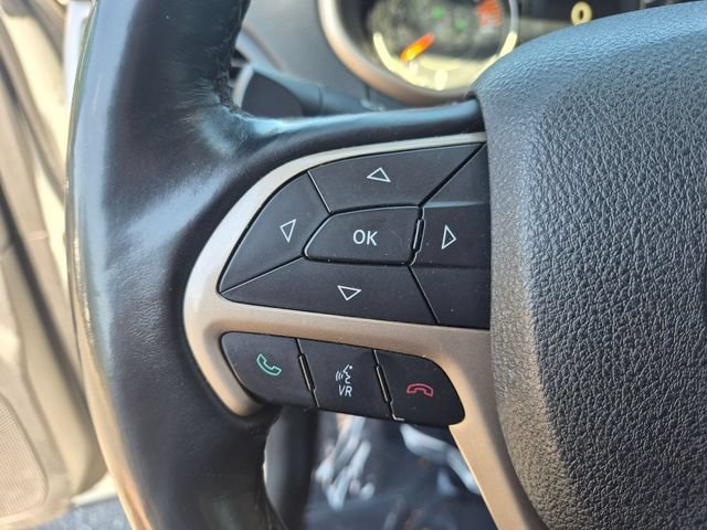 Used 2017 Jeep Cherokee Latitude w/ Safety/Convenience Group FWD image 19
