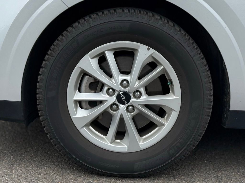Used 2022 Kia Carnival LX FWD image 9